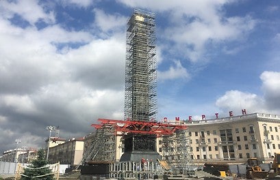 Устройство конструкции лесов для проведения работ по реставрации монумента Победы