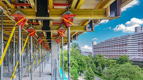 Stoły stropowe użyte w tym przypadku na krawędziach budynku zoptymalizowały nakłady robocze przy wykonywaniu podciągów zewnętrznych dzięki sprawdzonym głowicom uchylnym PERI.