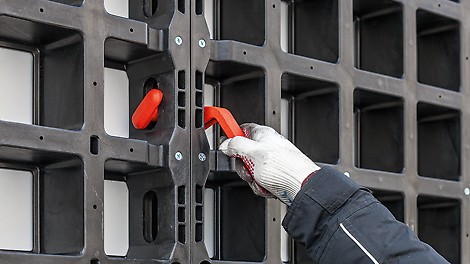 Hammer-free assembly technology as well as practical intuitive handling A very good example for the easy operable system components is the DUO Coupler. No tools are required for installation.
