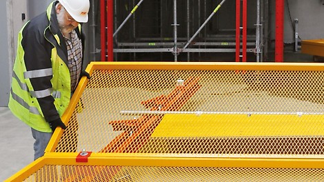 Für die Montage der leichten Gittereinhausung ist kein Kran erforderlich, die Elemente lassen sich per Hand bewegen.<br/>