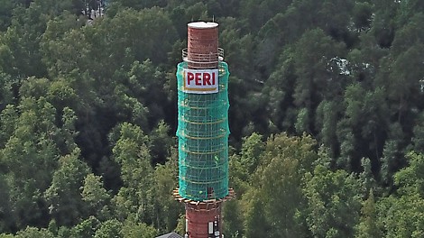 Vanhan tiilipiipun korjaus vaatii sekä käden taitoja että kolmiulotteista hahmotuskykyä. PERI UP -telineiltä työ sujuu turvallisesti.