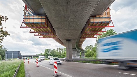 Der VARIOKIT Montagewagen schottete die Baumaßnahme zuverlässig vom Straßenverkehr ab.
