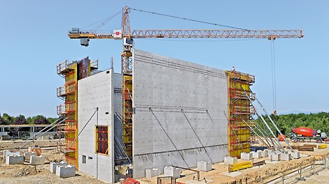 The VARIO GT 24 formwork with defined formlining joint formation and tie positioning was specially-designed to meet the project requirements and resulted in an excellent architectural concrete finish.<br/>