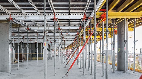 The proven SKYDECK system supports rapid and systematic forming of large slab areas. For the flanking office buildings, the aluminium panel slab formwork is supplemented with slab tables.