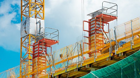 Deskowanie słupów z poszyciem kompozytowym w systemie PERI QUATTRO wraz z kompletnym zakresem bezpieczeństwa, gwarantuje jakość powierzchni betonowych oraz szybkie tempo rotacji. 