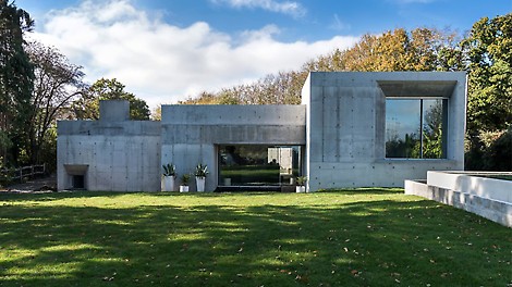 In collaboration with builder Adrian Corrigall and the RAW architectural office, a residential building made almost entirely of exposed concrete was built in Sussex, Great Britain. In addition to the completely irregular angles of the building, the floor height also constantly alters. Photo: seanpollok.com