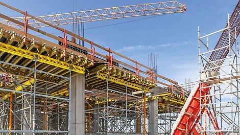 Using PERI SRS Circular Column Formwork, V-shaped columns with diameters up to 100 cm could be realized. The first 6 m high concreting section was supported by SRU Steel Walers and Heavy-Duty Spindles taken from the VARIOKIT Engineering Construction Kit.