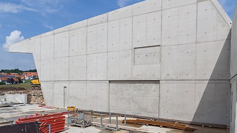 Mit MAXIMO Standardelementen lassen sich hochwertige Betonflächen mit einem gleichmäßigen Fugen- und Ankerraster erzielen.