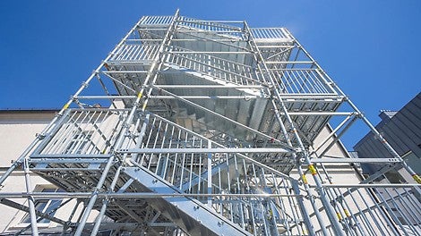 Die PERI UP Treppe Public ist die Lösung für öffentliche Verkehrs- und Fluchtwege. Sie entpricht höchsten Sicherheitsstandards und ermöglicht dank ihrer modularen Bauweise eine schnelle, nahezu kupplungsfreie Montage, die Zeit und Kosten spart. Die leichten Bauteile fördern ein ergonomisches Arbeiten und lassen sich flexibel an unterschiedliche Höhen und Gegebenheiten anpassen. Mit der PERI UP Treppe Public erfüllen Sie zuverlässig nationale und europäische Normen.