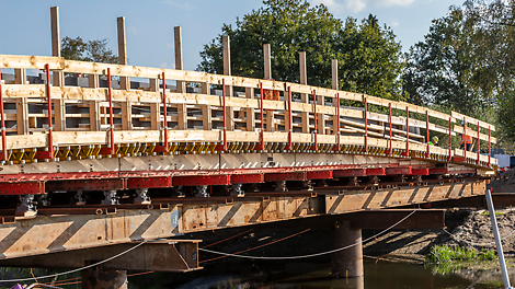 Met behulp van het veelzijdige bekistingssysteem VARIOKIT heeft PERI 18 complete prefab elementen voorgemonteerd aangeleverd op de bouw. 