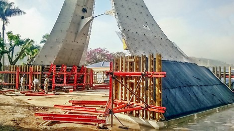 O sistema de Formas VARIO sendo utilizado para facilitar a execução da concretagem