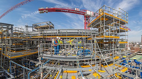 Zeitgleich waren bis zu 1.300 t PERI Systemmaterial im täglichen Einsatz.
