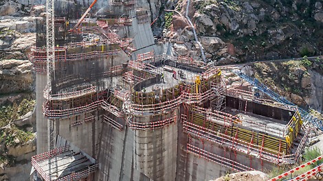 With the SCS Climbing System the loads from the fresh concrete pressure are transferred through the bracket into the climbing anchor of the previous concreting step. The horizontal alignment of the working platforms on the PERI SCS Climbing System ensure the highest working safety when used in inclined situations.