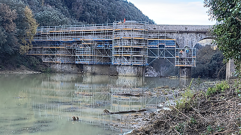Restauro di un ponte con ponteggio sospeso Restauro del Ponte sul Rio Grande ad Amelia con ponteggio sospeso