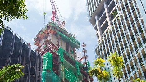 To cater the change of wall thickness from 0.75 m to 1.3 m at transfer trusses level and 0.4 m at typical storey, both PERI RCS Rail Climbing and PERI CB 240 Climbing Formwork systems are incorporated inside the corewall.