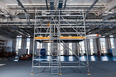 Легкие элементы системы PERI UP Flex 100 / 125 быстро монтируются. Зацепляясь друг за друга, они автоматически фиксируются в рабочем положении.