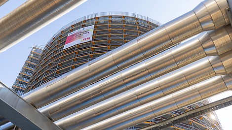 Der riesige Wärmespeicher dient zum Zwischenspeichern von überschüssig erzeugter Wärme in Form von heißem Wasser.