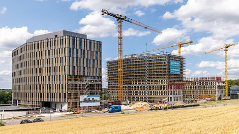 Der neue Komplex der Ulmer Wissenschaftsstadt schafft in drei Gebäuden rund 35.000 m² Bürofläche, darunter mehr als 10.000 m² für Labore, Forschung und Entwicklung. Maßgeschneiderte Gerüst- und Schalungslösungen von PERI unterstützten den Baufortschritt des Projekts und spielten ihre Kompatibilität aus.