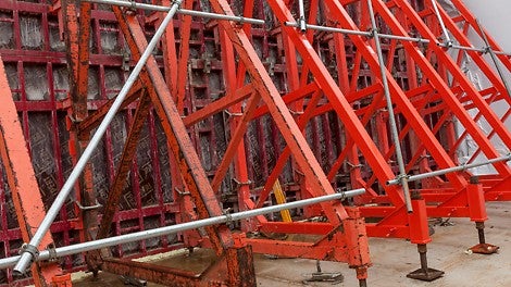 Door het repeterend bekistingspatroon kon over een lengte van 24,5 m steeds dezelfde kistinzet gebruikt worden.