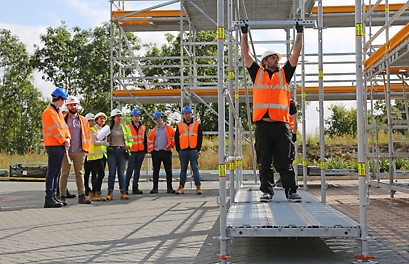PERI CPD event supports the next generation of engineers PERI held its first CPD (continuing professional development) event earlier this month to give engineers from Richter and 48.3 Scaffolding Design Limited an insight into its scaffolding range and innovative and sustainable applications. Among the attendees were graduate engineers who had recently joined the construction industry from university.