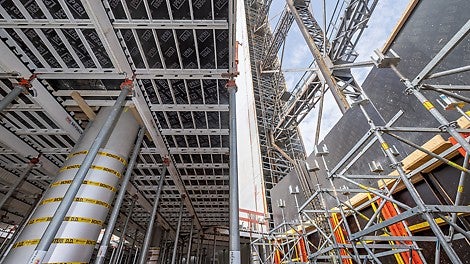 There was only 1.50 m of space between the refurbishment site and the shell inside the steel structure. 