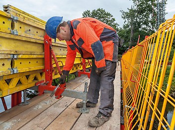 Mitarbeiter der Krause & Co. Hoch-, Tief- und Anlagenbau GmbH aus Neukirchen beim Montieren der Schalung.