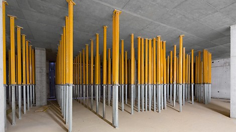Per distribuire i carichi su livelli diversi sono stati impiegati puntelli per solai leggeri in alluminio MULTIPROP