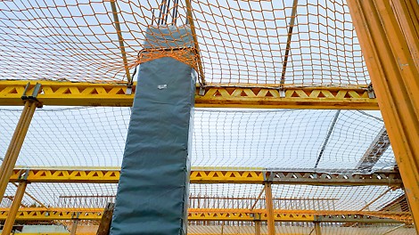 HAMMOCK bietet besonders hohen Schutz beim Arbeiten in der Höhe: das Schutzsystem fängt herabfallende Teile und sichert die arbeitenden Personen. 