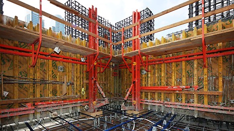 The PERI solution allowed the inside core walls to be set and aligned prior to the slab pour, so that the core walls could be poured right after the slab pour was complete.