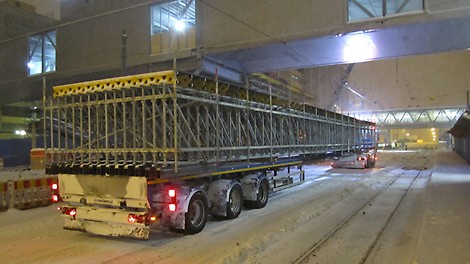 PERI UP LGS -osista esikasattu järeä 18 metriä pitkä kansi kuljetettiin nostopaikalle yöaikaan, jottei sen nostaminen häiritse liikennettä päiväsaikaan.