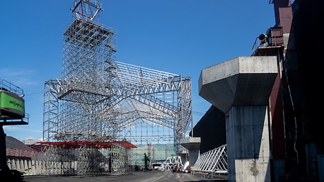  Высота центральной вспомогательной башни из лесов PERI UP Rosett составляет 33,5 метра. 