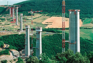 The carriageway of the Viaduc de Millau is positioned on up to 245 m high hollow piers.
