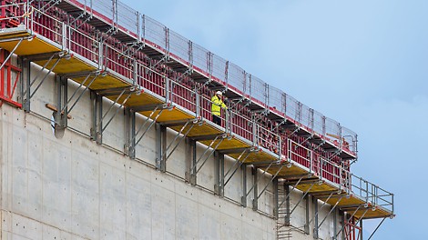 Die MAXIMO Rahmenschalung bildete zusammen mit Faltbühnen FB 180 und MXK Betonierbühnen ein effizientes und sicheres Gespann zum Schalen und Betonieren in großer Höhe.