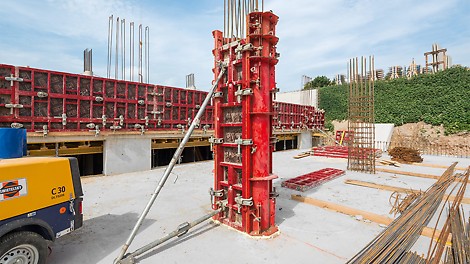 Per armare i pilastri in cemento armato sono state impiegate casseforme circolari in acciaio SRS in combinazione con elementi MAXIMO