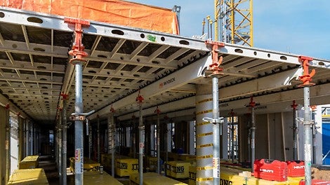 De in het werk gestorte vloeren worden ondersteund middels de lichtgewicht aluminium SKYDECK Paneelbekisting van PERI.