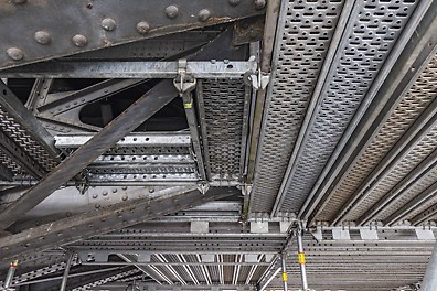 Insbesondere beim Ausbilden der Gerüstlagen spielte das metrische PERI UP Systemraster seine Stärken aus.