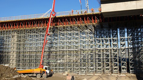 Výška konštrukcie dosahuje až 16,20 m, kedy je už nevyhnutné použiť externé zabezpečenie diagonálnymi tiahlami DW 15 najmä pre zabezpečenie stability proti preklopeniu konštrukcie vetrom v save bez priťaženia betónom.