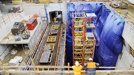 Prace przy budowie kładki wewnątrz basenu. 