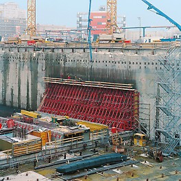 SB brace frame with TRIO wall formwork in use for the single-sided forming of an 8.10 m high wall.