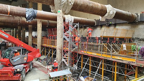 Coffrage d’un plot de 72 mètres linéaires et d’épaisseur 1,5 m - 3,3 m : coffrage de rives en manuportable DUO, coffrage de voiles TRIO adapté en coffrage de dalle, étaiement en MULTIPROP, système VARIOKIT<br/>