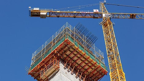 În zonele complicate de expansiune de la capul digului, platformele de lucru bazate pe sistemele de urcare RCS și SCS au asigurat că încărcăturile puteau fi transferate în siguranță. Pentru aceasta, schelele de armare PERI UP instalate în jurul perimetrului au oferit un mediu de lucru sigur