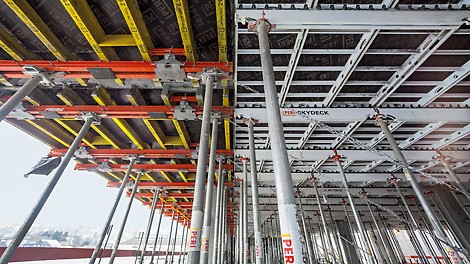 VARIODECK Randtische und die SKYDECK Paneel-Deckenschalung unterstützten den raschen Baufortschritt beim Schalen der Geschossdecken.