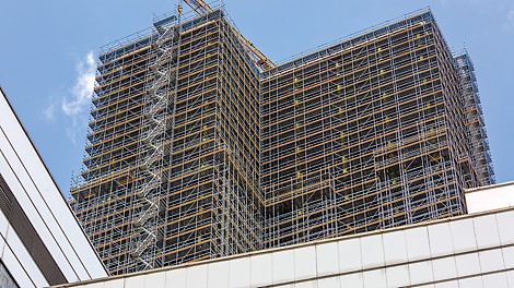 Etwa 20.000 m² Fassadenfläche sind am Steglitzer Kreisel zeitgleich eingerüstet, in Spitzenzeiten sind bis zu 1.250 t PERI UP Gerüstmaterial im Einsatz.
