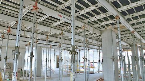 Panelové stropní bednění SKYDECK je možné v závislosti na tloušťce desky a pevnosti betonu odbednit již po 24 hodinách.