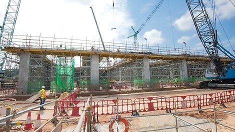 A 6 m high of PERI UP Rosett Flex system are used for the post tension beam.