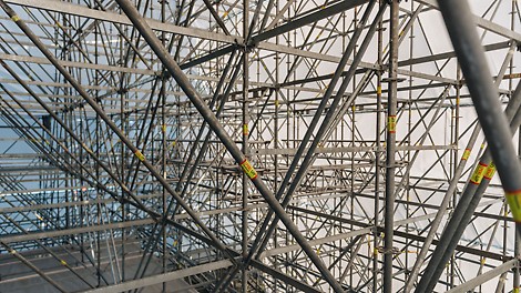 Общее количество деталей, которые были применены на главной сцене – 14 000. При этом общая длина всех применённых элементов, если их выложить в одну линию, составит 18.5 км. Зоны, где конструкция испытывает наибольшие ветровые нагрузки, усилены спаренными диагоналями. Такое же решение применено и при сооружении пролёта над «коробкой сцены».