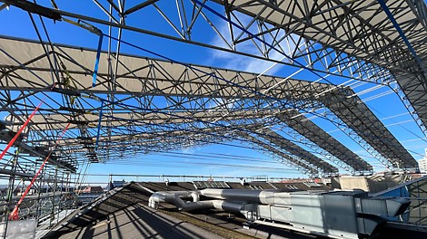 PERI UP Flex Weather Protection Roof LGS: The crane lifts the complete segment quickly and safely into position after pre-assembly on the ground.