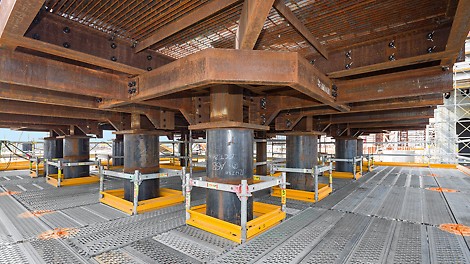 PERI UP Flex 操作平台-开口 如果需要在工作面留孔,或为穿插的管柱提供空间,可以使用踏脚板、栏杆及踢脚板等系统组件改装。