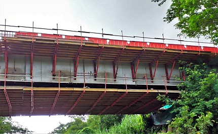 Consolas y plataforma descolgada con nuestro sistema de ingeniería VARIOKIT.