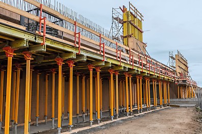 MULTIFLEX Standarddeckentisch-System mit VT20 Trägern und MULTIPROP Stützen | MAXIMO Schalung mit Schalhautstreifen. MULTIFLEX Standarddeckentisch-System mit VT20 Trägern und MULTIPROP Stützen | MAXIMO Schalung mit Schalhautstreifen.